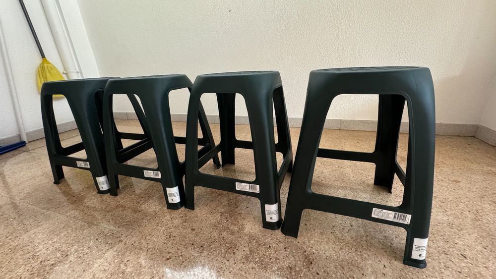 Conjunto de 4 Bancos de Plástico – Resistentes e Empilháveis