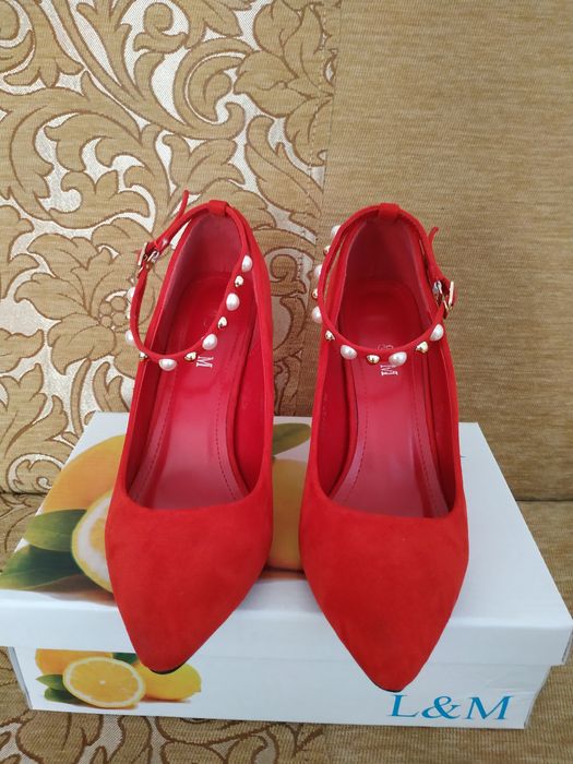 Жіноче гарне взуття