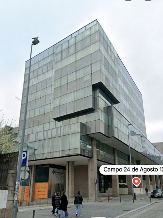 Escritório com 5 gabinetes e sala reuniões