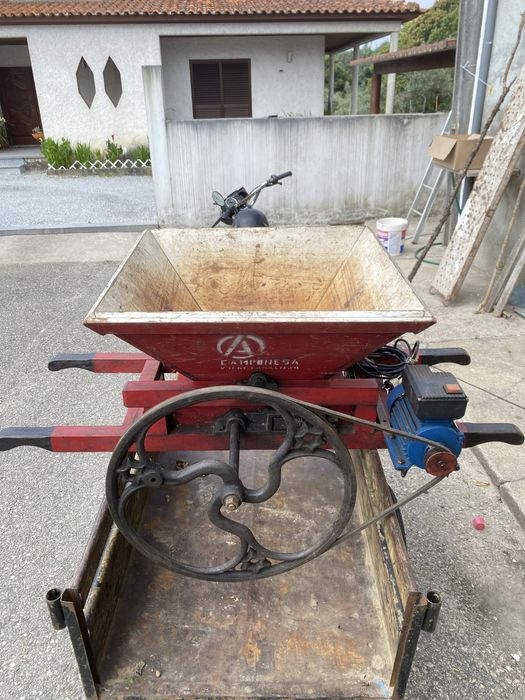 Esmagador de Uvas Antigo com Motor Elétrico – Funcional
