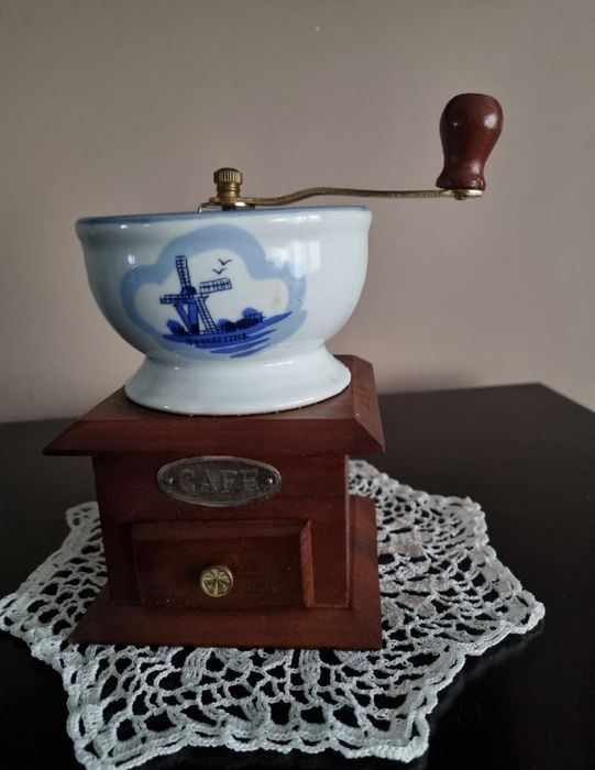 Mły porcelanowy wiatrak Delft