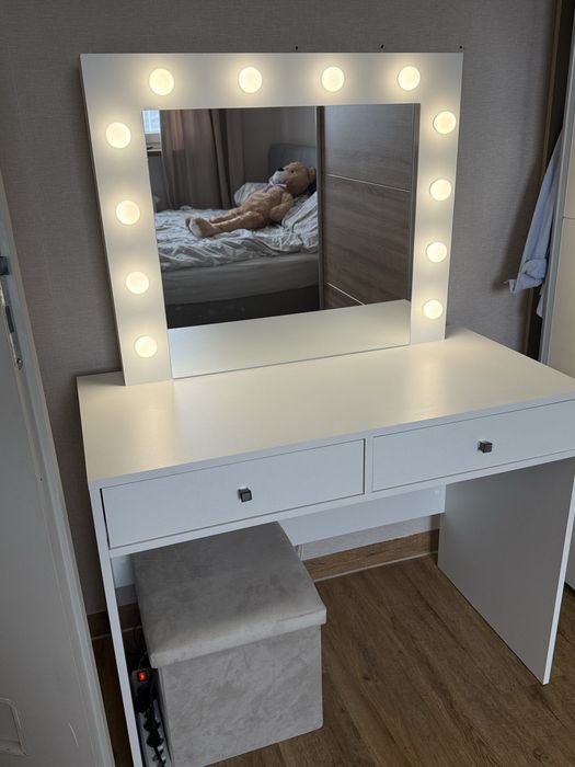 Toaletka z lustrem i oświetleniem