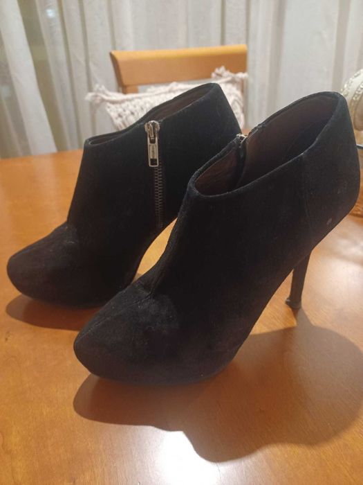 Botins camurça pretos compensados da Zara