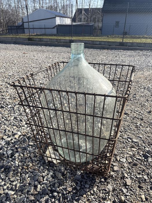 Dymion na wino w koszu