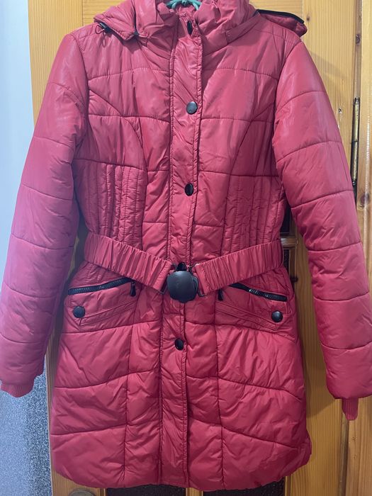 Курточка фірми Colins червоного кольору , розмір M