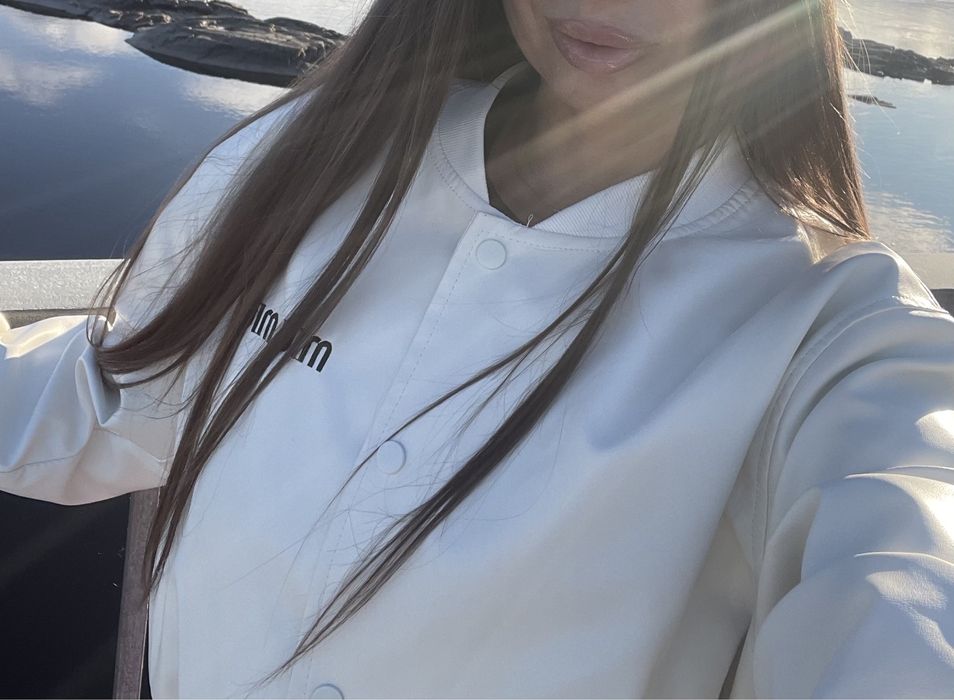 Жіноча весняна біла шкіряна куртка бомбер на кнопках Miu Miu