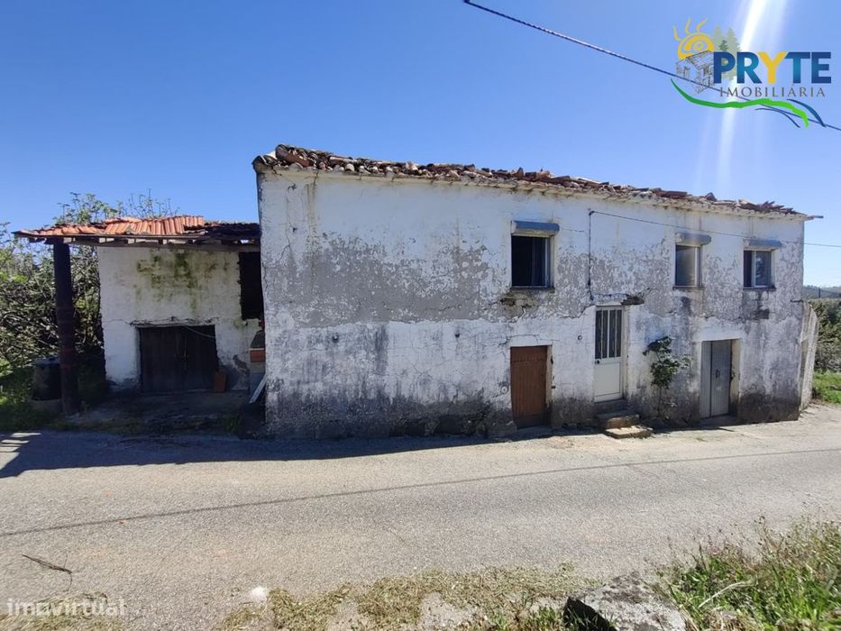 Moradia de dois pisos localizada a apenas 5 minutos da Sertã