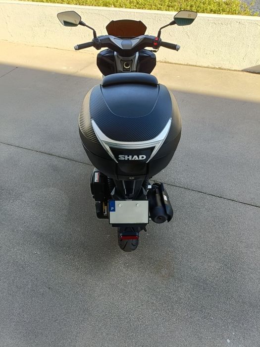 Scooter 125 • 7000km • Como Nova • Livro Revisões • Top Case