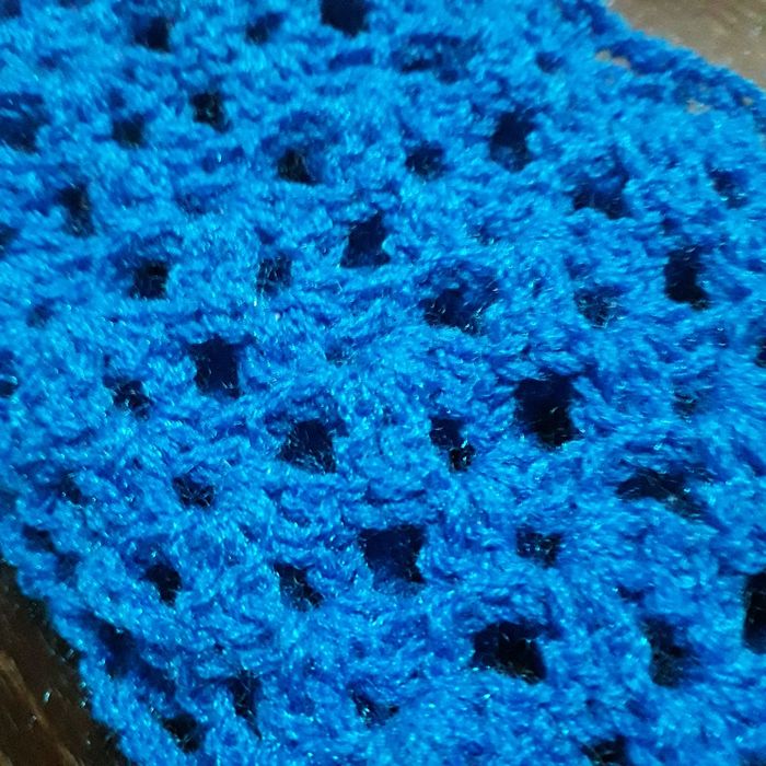 Nowa niebieska opaska na głowę robiona na szydełku