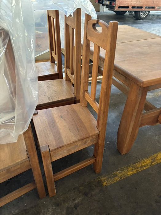 Mesa + 8 cadeiras de Madeira Maciça