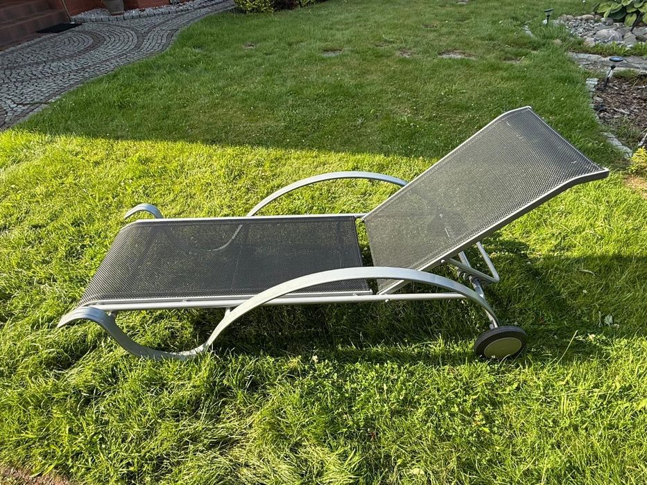Leżak ogrodowy idealny na relaks.