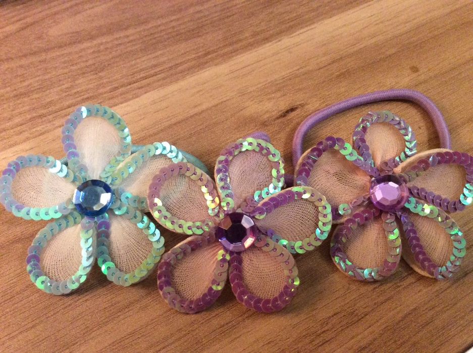 Gumki do włosów kwiatuszki z cekinów.