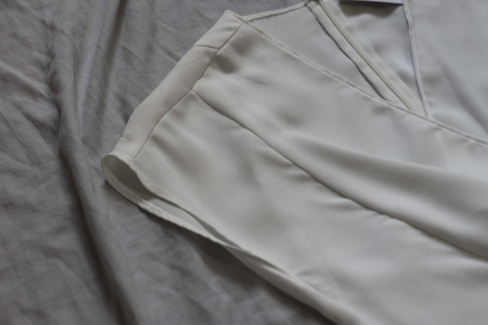 Blusa silhueta assimétrica com detalhe de nó