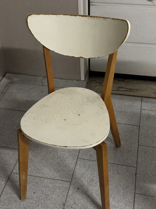 Conjunto mesa e cadeiras + cadeira de escritório.