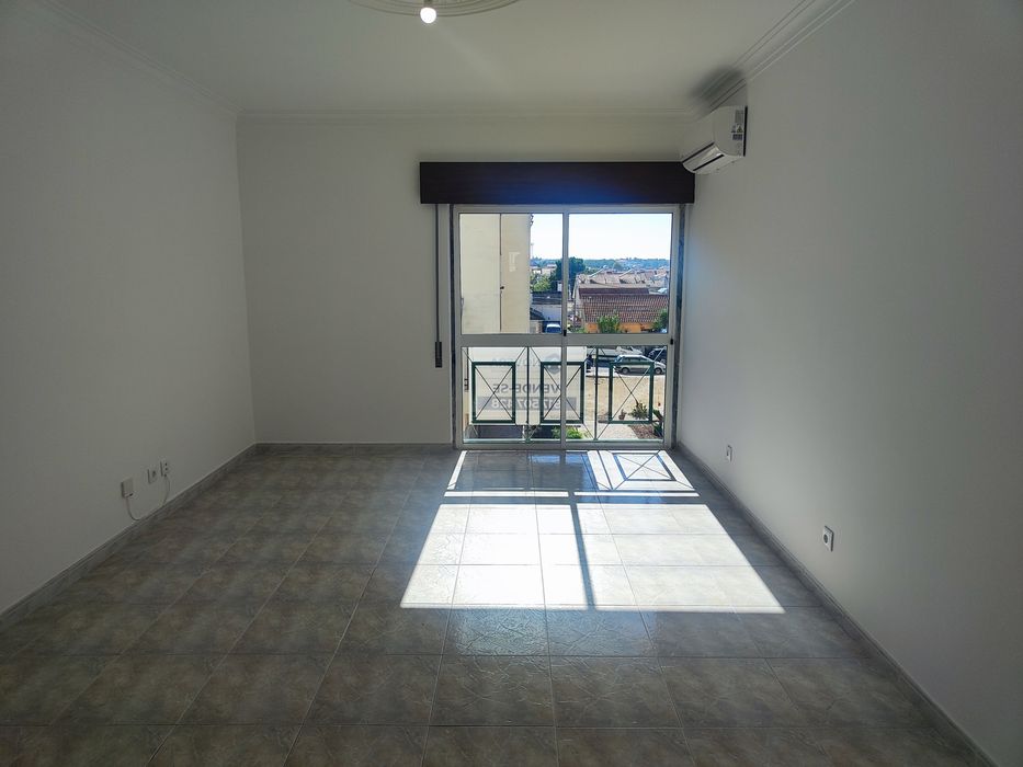 T2 com 84 m², Varanda e Ar Condicionado | Quinta do Conde