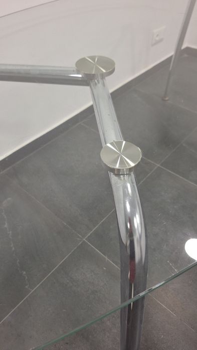 Bela mesa com tampo de vidro e pés de metal