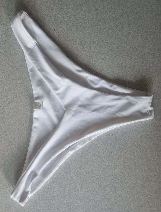 Biale bikini underboob