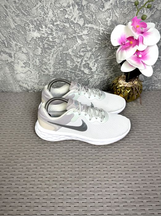 Nike Revolution 6 кроссовки 39 размер беговые бежевые