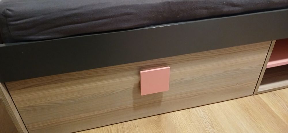 Dwa pojedyncze łóżka młodzieżowe