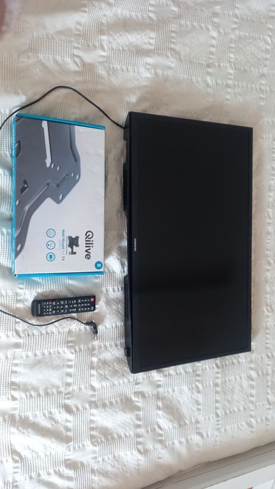 TV Samsung 33" sem pé com suporte mural e comando