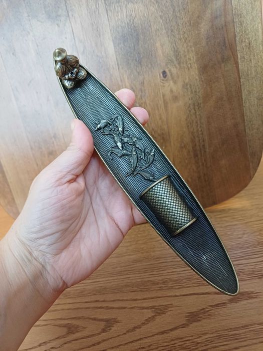 Śliczna duża łódz rybacka z wędkarzem i rybami