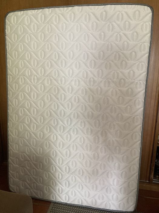Colchão de cama de casal em muito bom estado