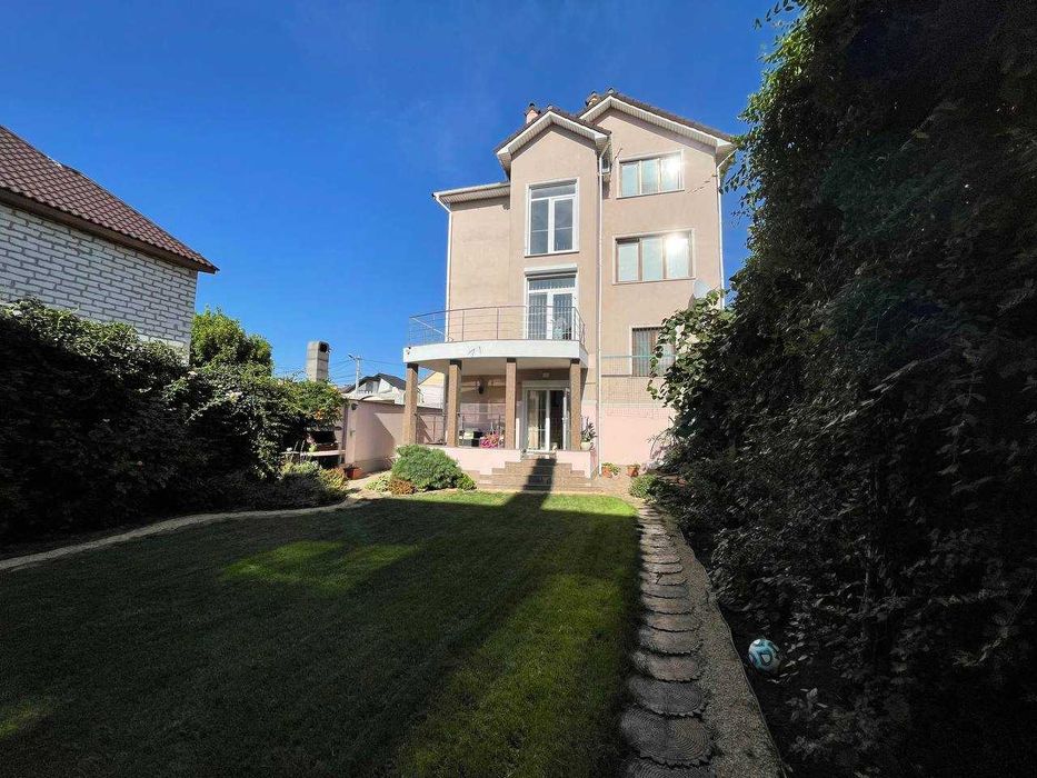 Красивый, ухоженный дом на Шишкина