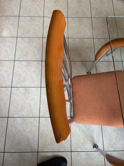 Szklany stół z krzesłami