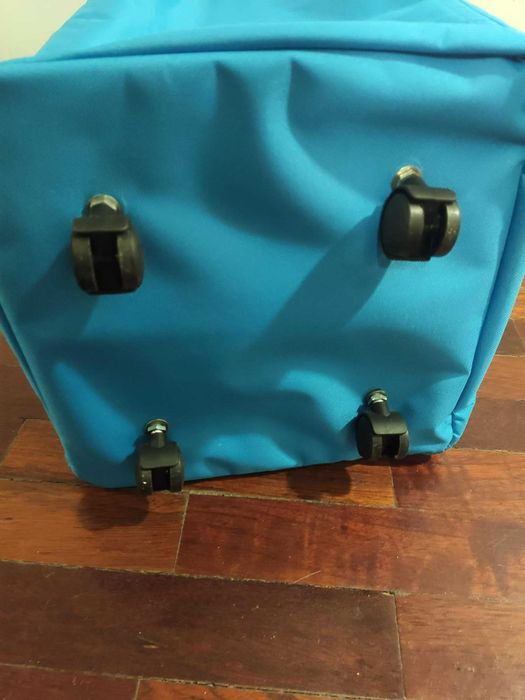 Cesto de pano para roupa com rodas