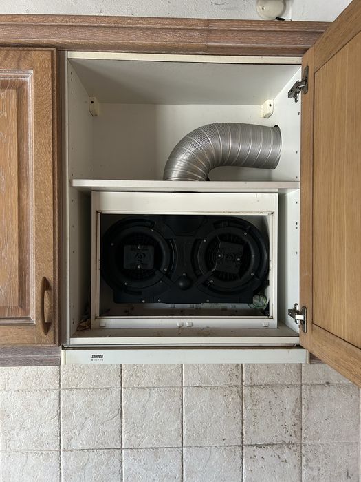 Cozinha usada com exaustor e lava loiça e triturador de residuos