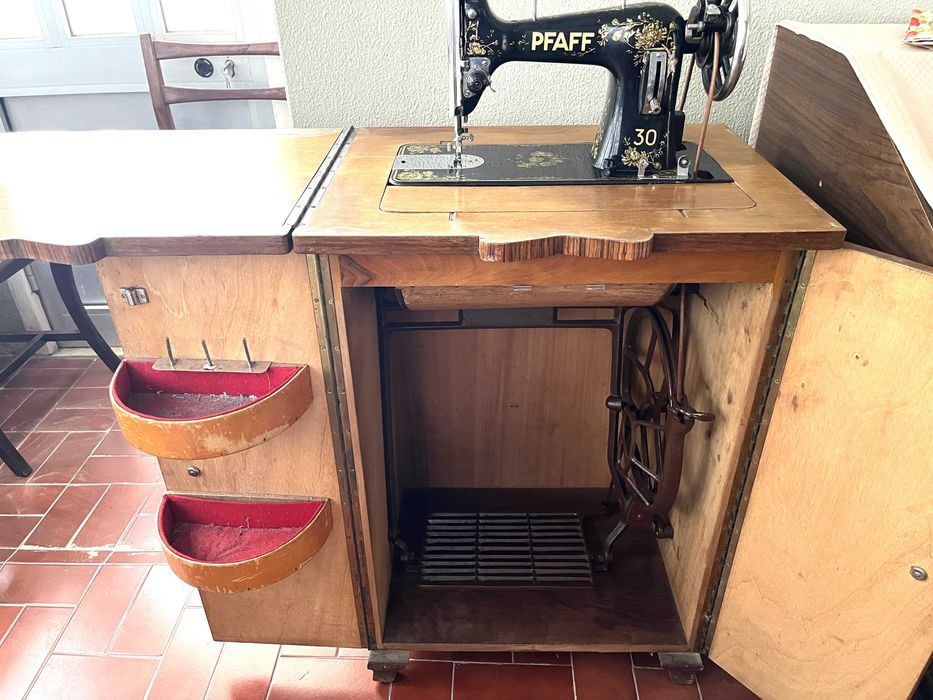 Máquina de Costura PFAFF 30 com Móvel