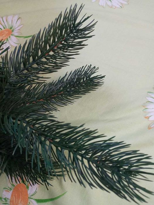 искусственная ёлка, Санта, гирлянды, игрушки