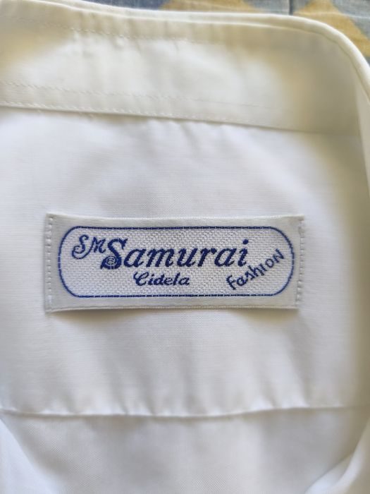 4 camisas brancas