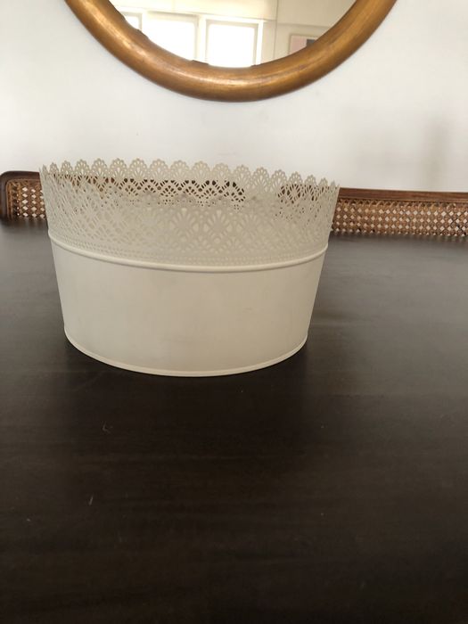 Cesto em metal branco Ikea