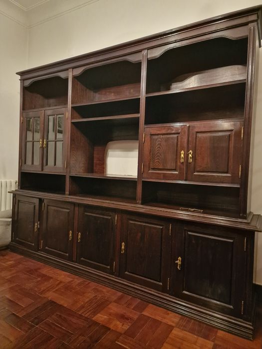 Estante / Cristaleira em madeira maciça – estilo clássico