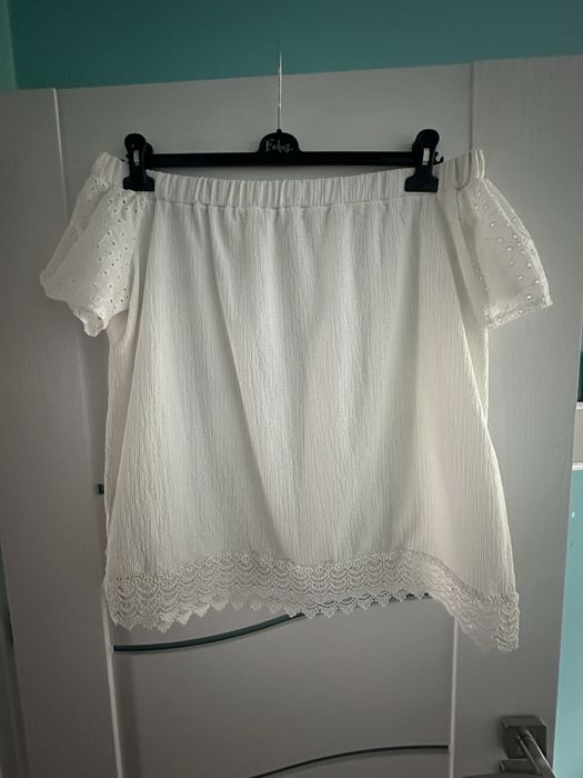 Biala bluzka hiszpanka