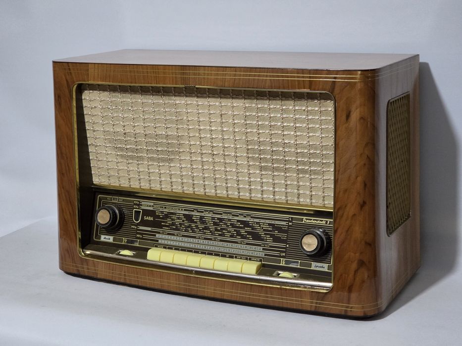 Rádio antigo reparado SABA