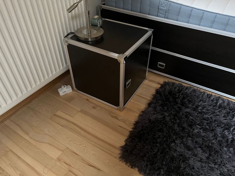 Szafka nocna, czarna, 43 x 43 x 43 cm.