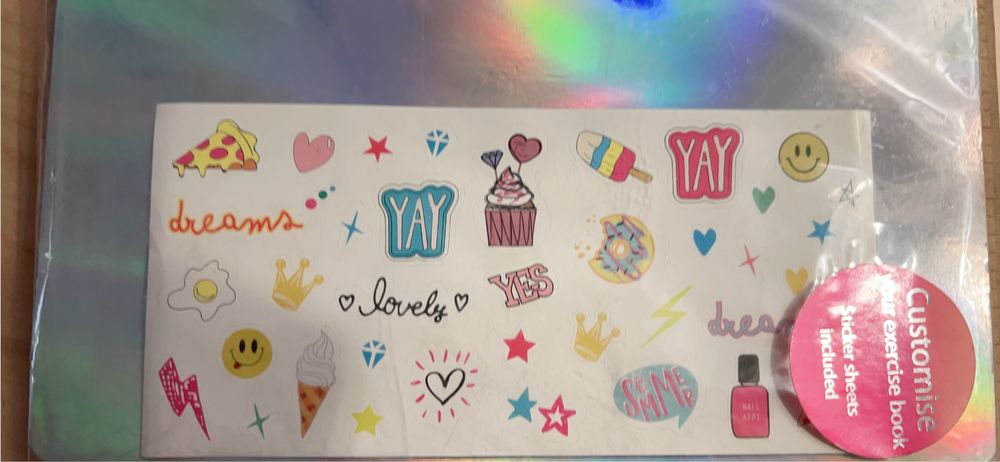 Três cadernos capa prateada com autocolantes