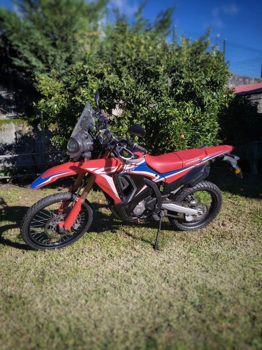 Honda CRF 300 Rally 2024 - precisa tampa lateral esquerda do motor nov