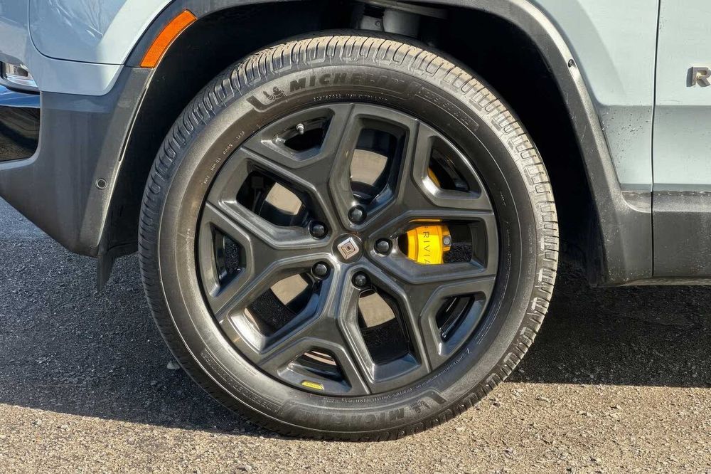 Rivian R1S Adventure Quad Motor      2023