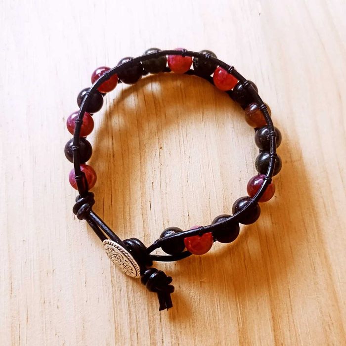 Pulseira de pedras naturais e fio de couro preto