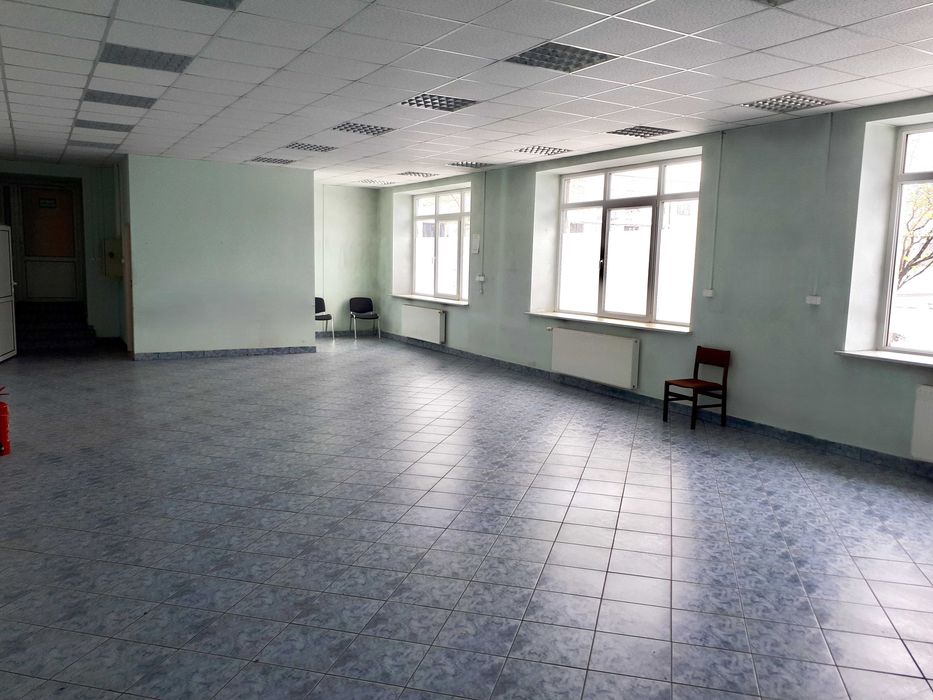 lokal z przeznaczeniem na biuro, usługi lub „lekką produkcję”. 170m2 brama