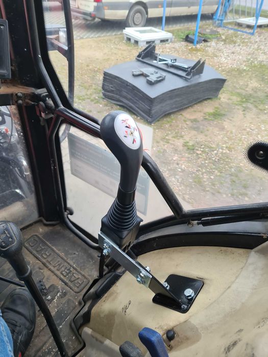 Tur, ładowacz czołowy Farmtrac 675 DT, 70 4WD. Montaż.