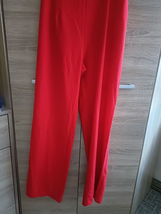 Czerwony elegancki kombinezon na jedno ramię