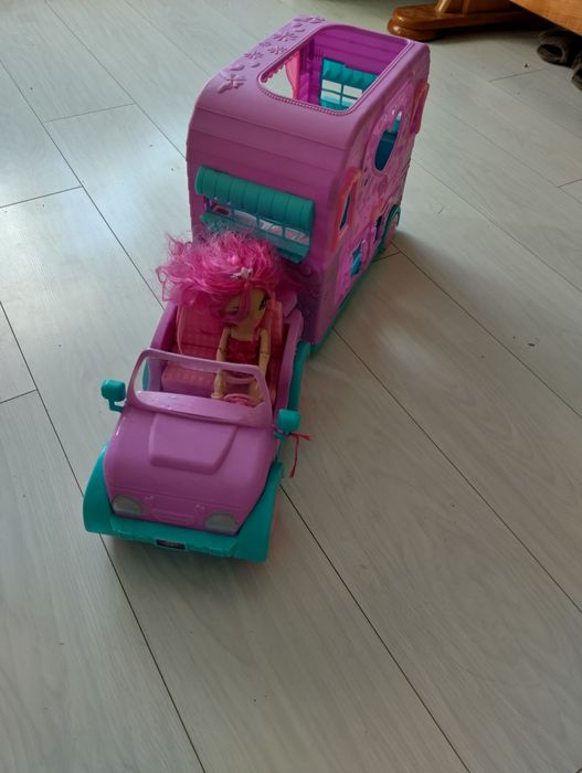 Auto z przyczepą campingowa plus lalka