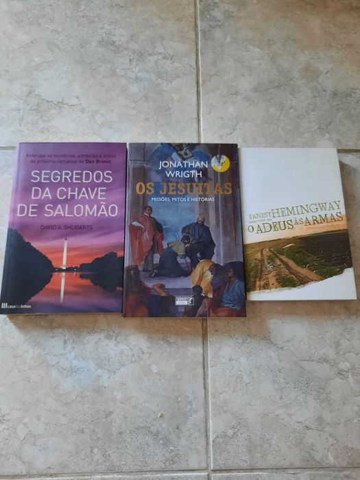 Livros de diversos escritores como novos