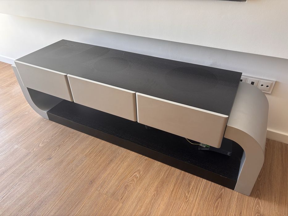Conjunto de móvel de Tv + armário + mesa de centro