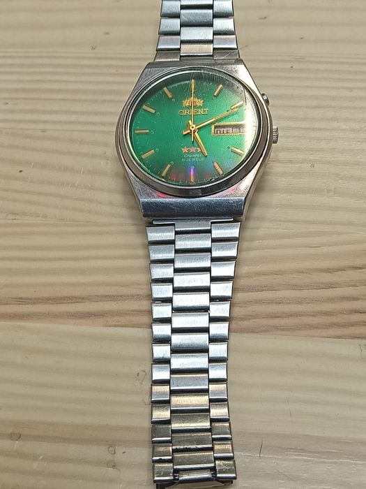 Чоловічий наручний годинник Orient Crystal з 21 каменем та яскравим зеленим циферблатом.