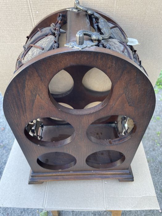 Оригинальная , стильнаяподставка под вино  и другие напитки